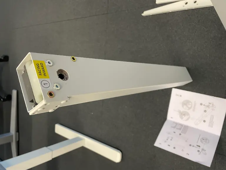 Höhenverstellbarer Schreibtisch Agilestic gute Beschriftung Einzelteile.jpg